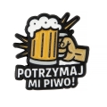 przypinka metalowa potrzymaj mi piwo detale grafiki
