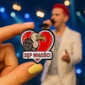 przypinka Sęp miłości trzymana w dłoni