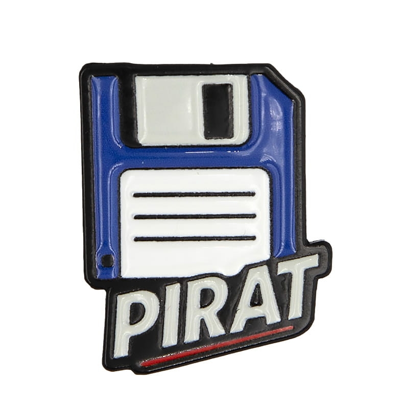 metalowa przypinka pirat dyskietka retro