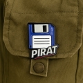 przypinka pirat dyskietka na ubraniu khaki