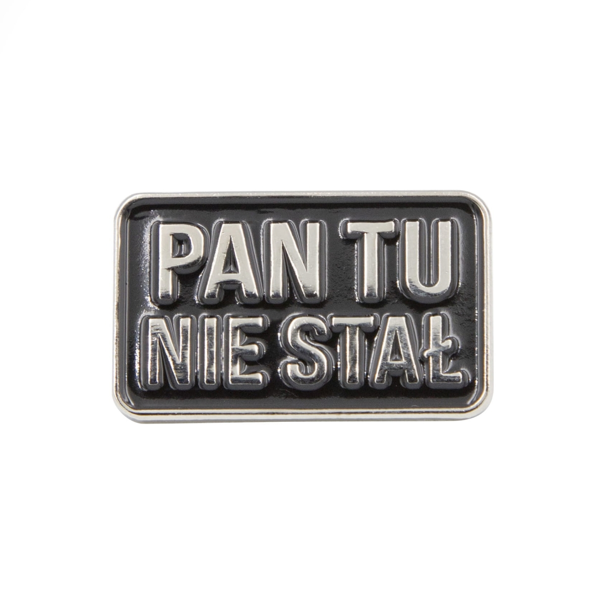 metalowa przypinka Pan tu nie stał na białym tle