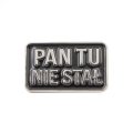metalowa przypinka Pan tu nie stał na białym tle