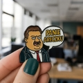 Przypinka Panie Areczku trzymana w dłoni - rozmiar i detale