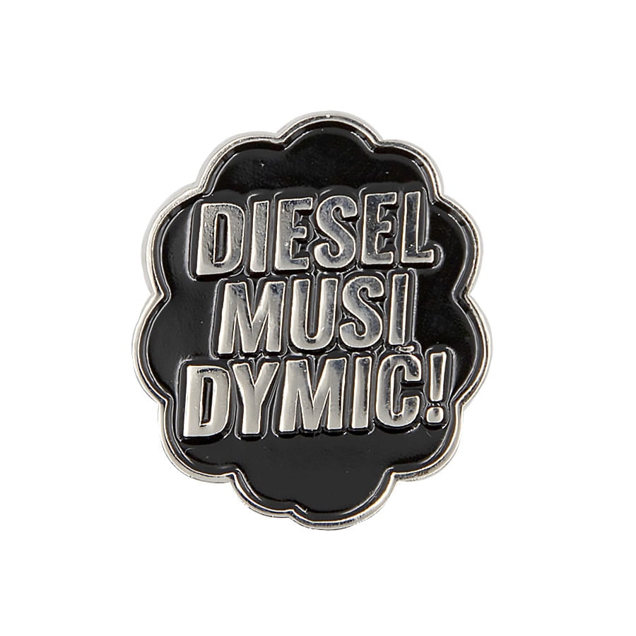 metalowa przypinka Diesel Musi Dymić czarna z napisem