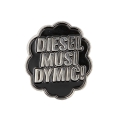 metalowa przypinka Diesel Musi Dymić czarna z napisem