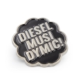 przypinka Diesel Musi Dymić widok z boku detale wykończenia