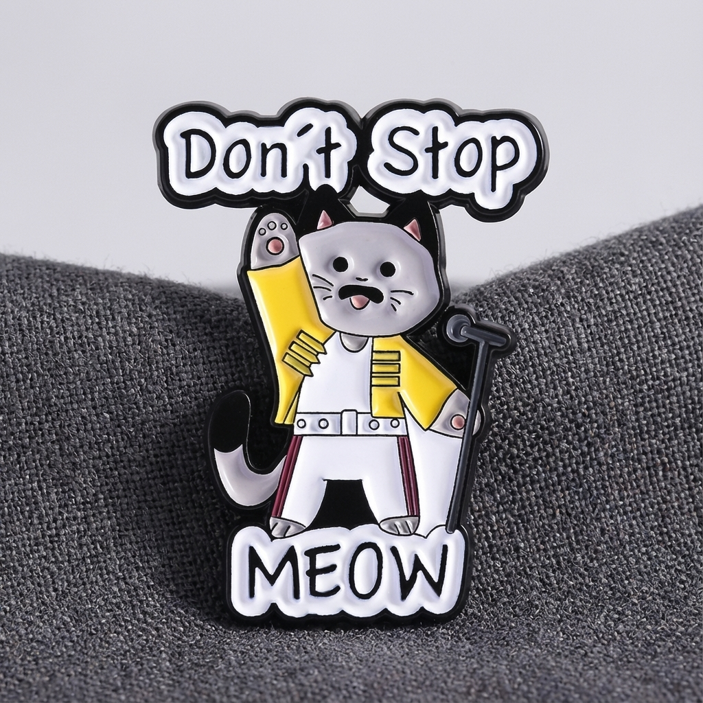 Metalowa przypinka kot Freddy Don't Stop Meow - prezentacja w opakowaniu