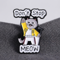 Metalowa przypinka kot Freddy Don't Stop Meow - prezentacja w opakowaniu
