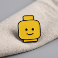 Pin metalowy głowa ludzika lego żółty gadżet