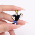 Przypinka Johnny Bravo metalowa odznaka retro animacja