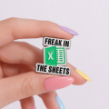 Przypinka excel freak in the sheets - zbliżenie
