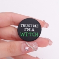 przypinka trust me I'm a witch - okrągła metalowa przypinka z napisem