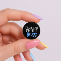 Przypinka boss trust me I'm the boss - humorystyczny gadżet biurowy