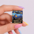 Przypinka metalowa I want to believe - prezentacja produktu