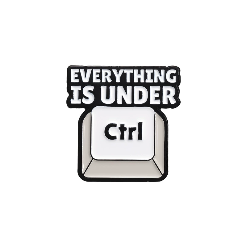 Metalowa przypinka Everything is under Ctrl - widok z przodu