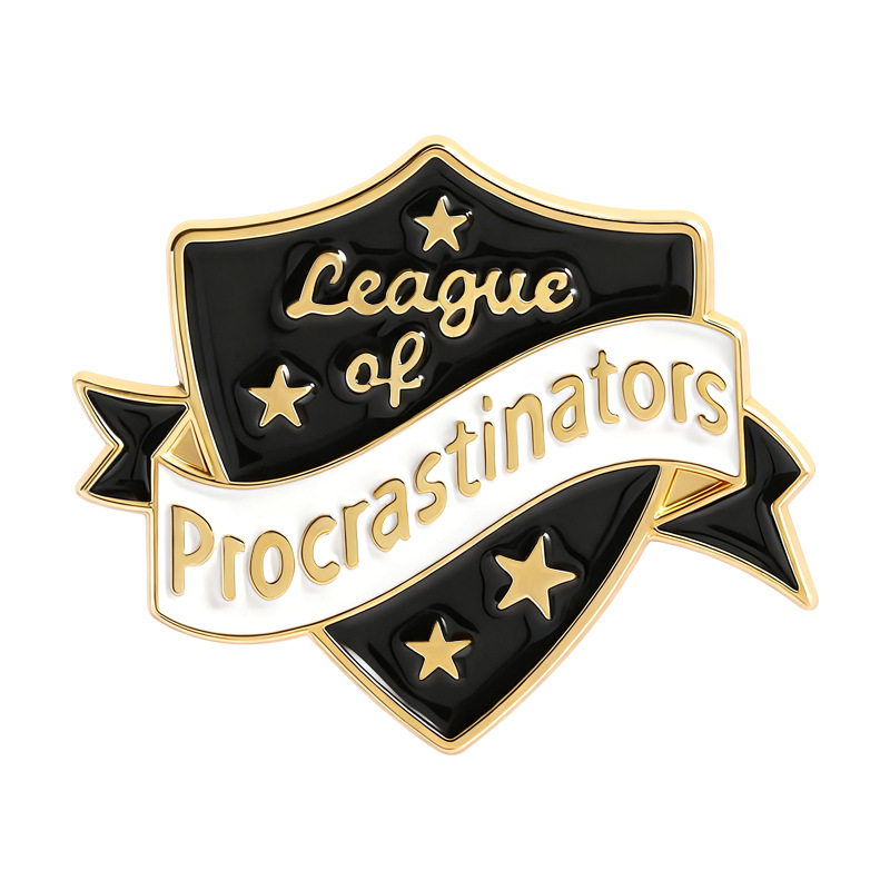 Metalowa przypinka liga prokrastynacji - widok z przodu