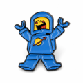 Przypinka metalowa ludzik Lego kosmonauta - widok z przodu