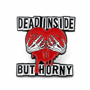 Metalowa przypinka dead inside but horny