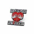 przypinka dead inside but horny widok z perspektywy bocznej
