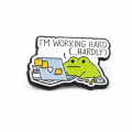 Przypinka emaliowana z żabką I am working hard hardly - widok pod kątem