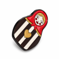 pins matrioszka metalowy widok z boku kolorowa przypinka