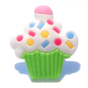 Cup cacke, babeczka w zielonej foremce przypinka do crocs, kroksy, ozdoba