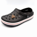Przypinka kupa na crocs kroksy czarne ozdoba butów