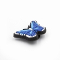motyl niebieski przypinka crocs widok perspektywiczny 3D