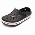 Motyl tęczowy ozdoba do crocs kroksy - zastosowanie na bucie