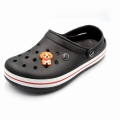 Ozdoba do crocs piesek z chustą - aplikacja na bucie