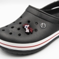 kucyk fioletowy wpinka zamontowana na crocs