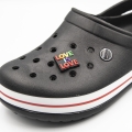 Love is Love wpinka ozdoba na czarnych crocsach