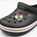 Wpinka LGBT Love is Love na czarnych krokach ozdoba