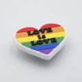 Serce Love is Love wpinka LGBT ozdoba do butów widok z boku