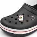 Przypinka kot na szczęście zamontowana w crocs