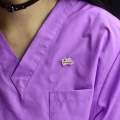 pins karetka ambulans na mundurze ratownika medycznego fioletowym