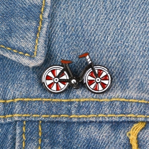 Metalowa przypinka, cyklista, rower czerwony