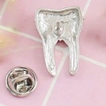 przypinka dentystyczna ząb z zapięciem pin