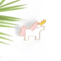 metalowa przypinka pins jednorożec minecraft różowy biały