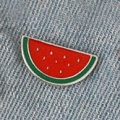 pins arbuz na ubraniu jeansowa kurtka