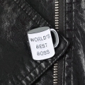 przypinka World Best Boss The Office na czarnej kurtce