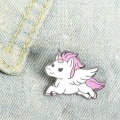 pins jednorożec przypięty do kurtki jeansowej