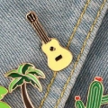 Przypinka gitara na ubraniu jeansowa kurtka pins