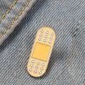 pins plaster medyka na ubraniu dżinsowym