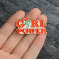 Przypinka pins Girl Power na dłoni rozmiar