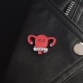 przypinka macica cuterus pins na ubraniu