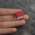 pins macica feministyczny rozmiar w dłoni