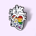przypinka serce anatomiczne miłość kolory tęczy pin metalowy