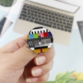 przypinka pins ekran kontrolny w dłoni lifestyle