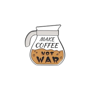 Metalowa przypinka, dzbanek kawy, kawa